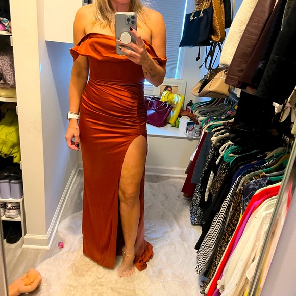 Reposhing this beautiful glamorous orange gown. No stains and worn only once . - Picture 2 of 2